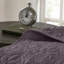 Couvre-lit réversible violet pour lit Queen - Le matelassage apporte texture et style. Coton prélavé pour un confort optimal. Grande taille pour un drapé parfait sur le matelas. Comprend deux taies d'oreiller. Lavable à la machine. Taille A. Une touche tendance.