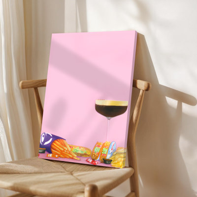 Tartinade de restauration rapide: un verre de cocktail avec frites et tacos, style Pop Art. Art mural encadré en toile - Cadre en bois massif de 24 po x 36 po et 1 po d'épaisseur pour le salon ou la chambre à coucher