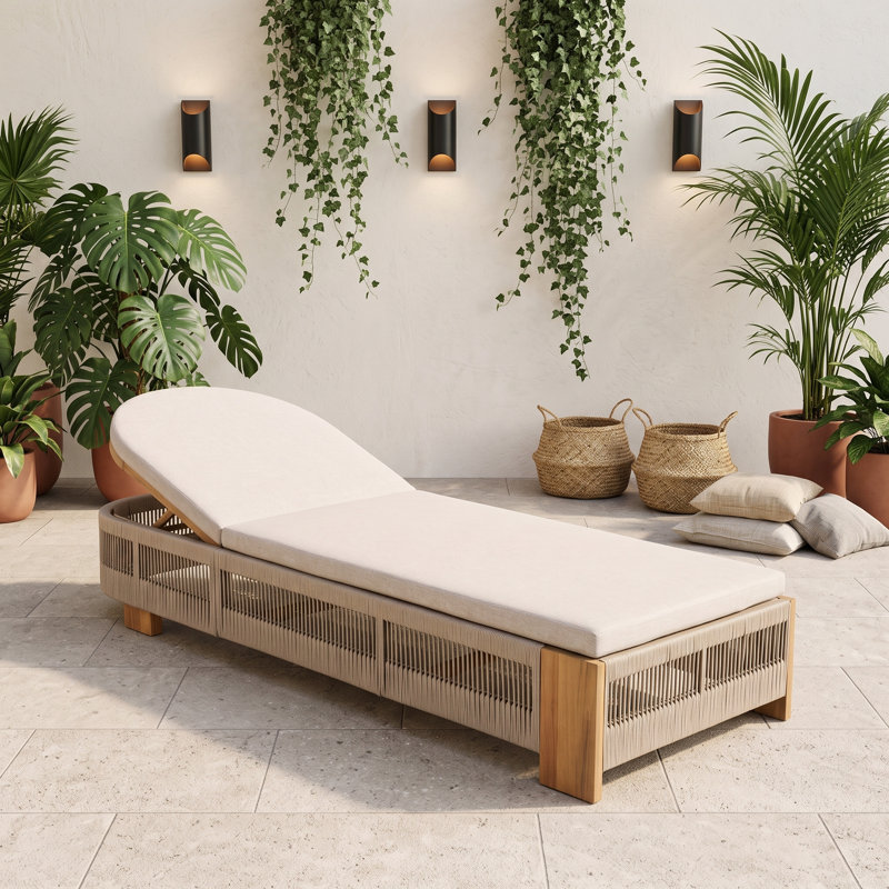 Chaise longue d'extérieur en bois avec coussin