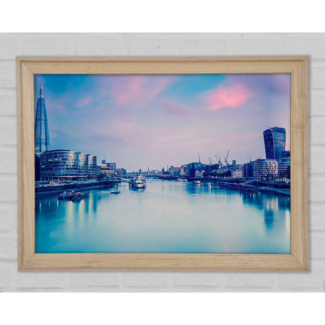 Over The Iconic Thames - Einzelne Bilderrahmen Kunstdrucke