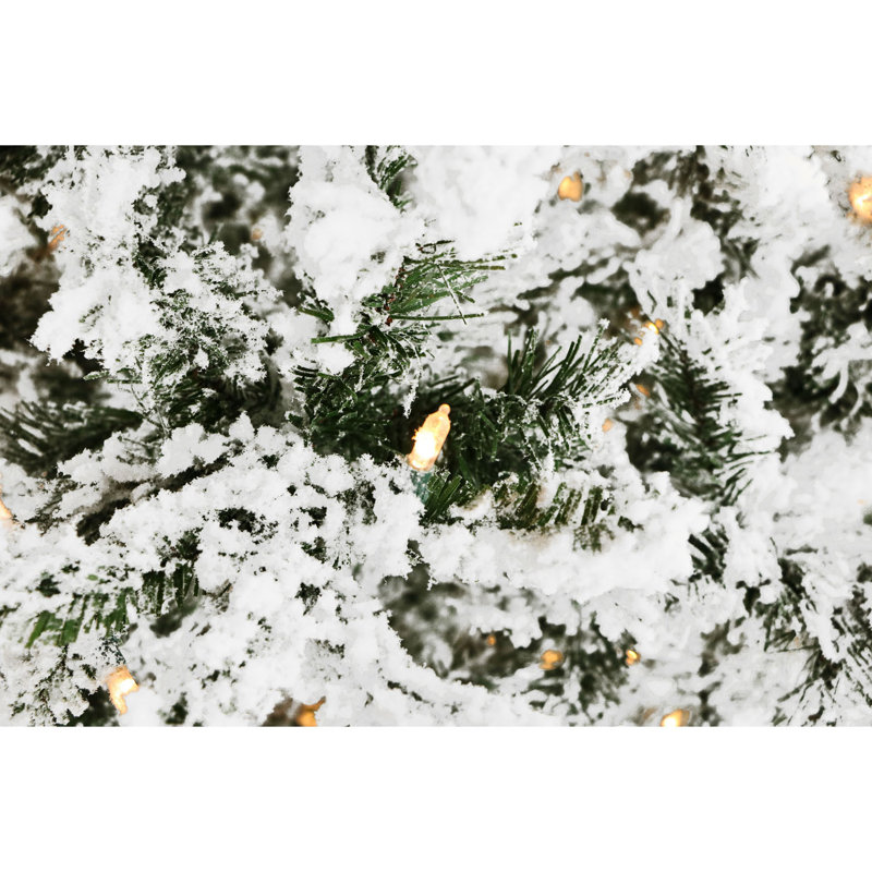 Arbre de Noël artificiel pin blanc enneigé 7,5 pi avec lumières intelligentes incandescentes Christmas Time