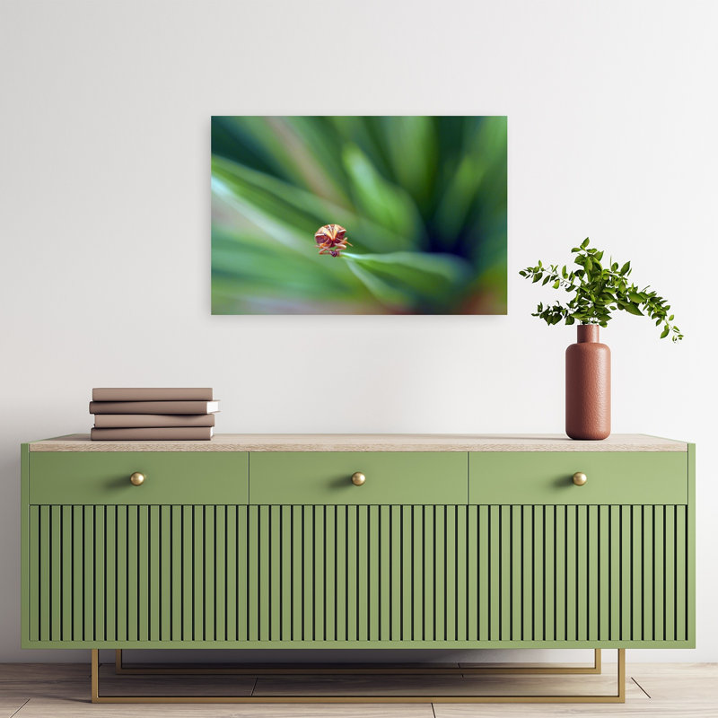 Petit insecte sur fond vert vibrant, abstrait, nature, plante, affiche murale, 16" H x 24" W