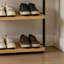 Échelle à chaussures en bois à 4 niveaux, structure noire avec tablettes en bois de miel clair, peut contenir jusqu'à 4 paires, idéale pour le vestibule ou le coin de la chambre à coucher