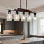 Luminaire suspendu linéaire à 5 lumières, îlot de cuisine de style campagnard avec tiges de suspension réglables et abat-jour en verre transparent pour salle à manger