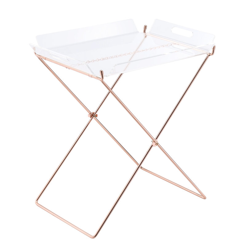 Table d'appoint contemporaine en acrylique transparent avec un solide piètement en cuivre et un design en forme de « X » en métal, idéale pour le salon.