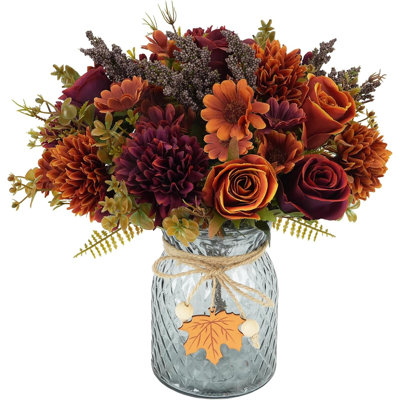 Centre de table avec fleurs et marguerites