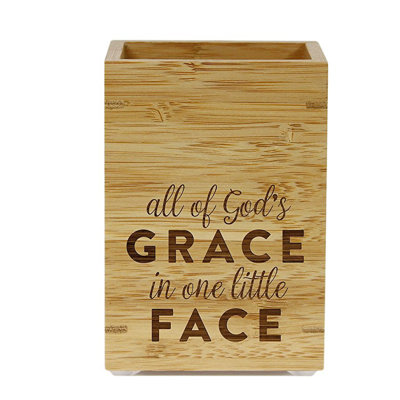 "toute la grâce de dieu dans un petit visage" porte-stylo en bois en bambou