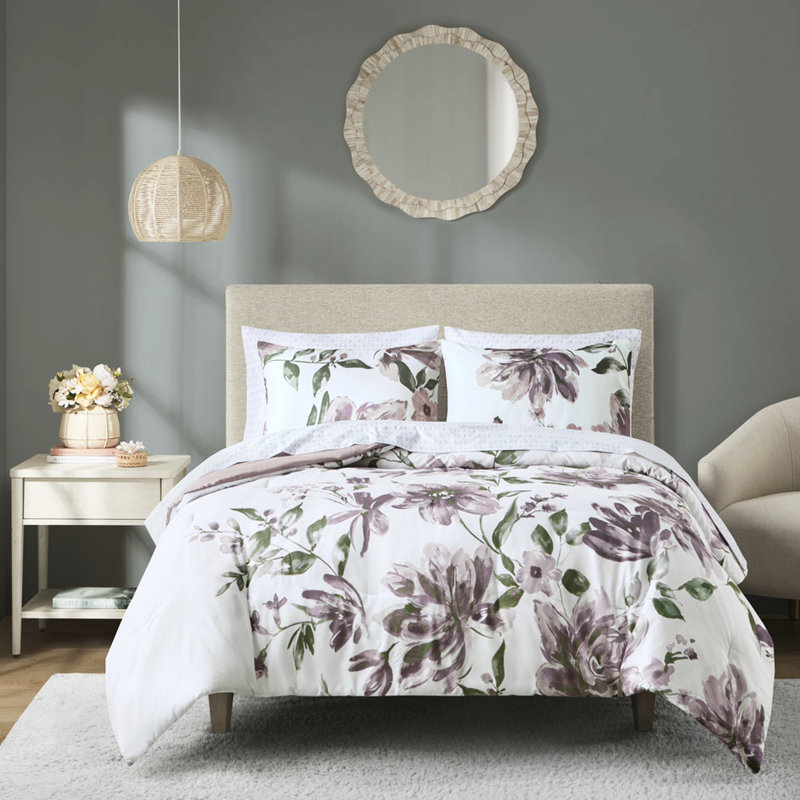 Grand lit dans un sac avec drap floral taupe, édredon et draps mauve, Queen Comforter + 5 Additional Pieces