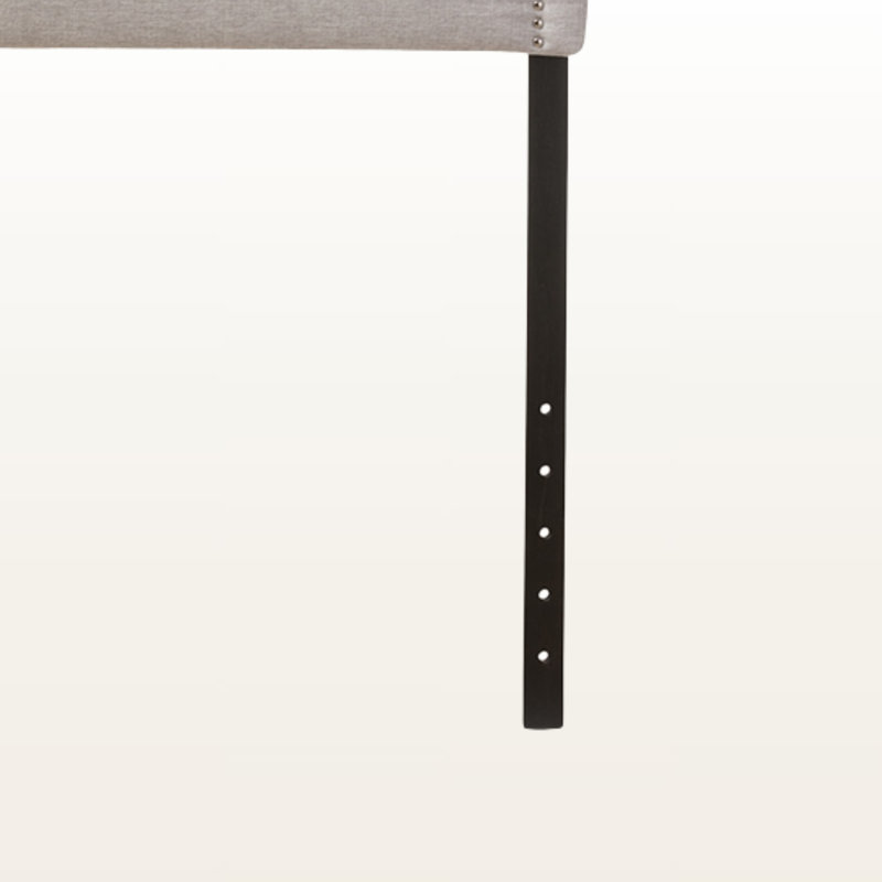 Tête de lit tapissier à garniture cloutée beige grisâtre de H 25,63 po x l 55,43 po x P 2,19 po Montserrad, Double