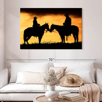 Lelar Cowboy et Cowgirl sur leurs chevaux au coucher du soleil