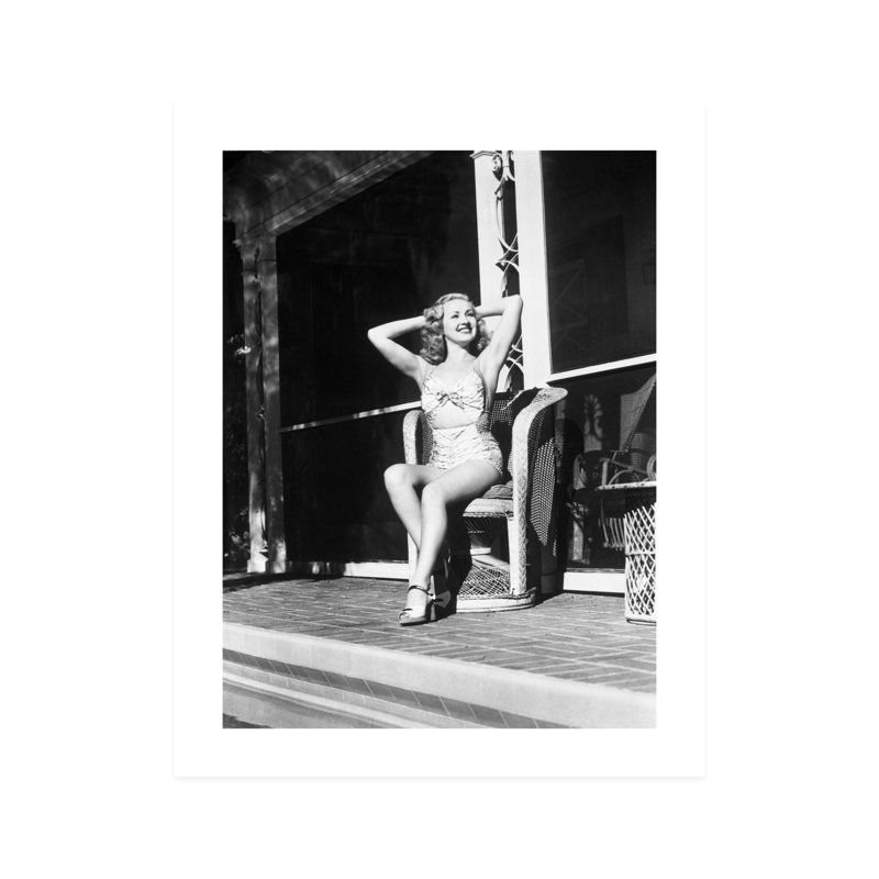 Betty Grable souriante regardant ailleurs, H 10 po x l 8 po