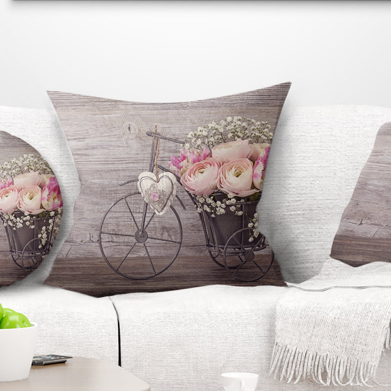 Fleurs de renoncule dans un vase à vélo - coussin à imprimé floral, 18 po x 18 po, Coussin décoratif