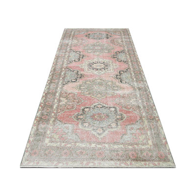 Tapis de couloir unique en laine noué à la main des années 1960 de 4 pi 7 po x 12 pi 1 po en rouge / brun / noir