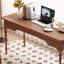 Bureau rectangulaire brun en bois massif avec 3 tiroirs
