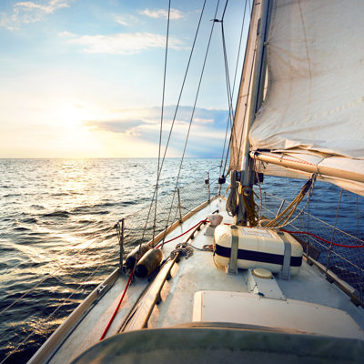Voile au coucher du soleil