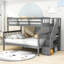 Lit superposé simple au dessus d'un lit double en bois avec 3 tablettes-595450381