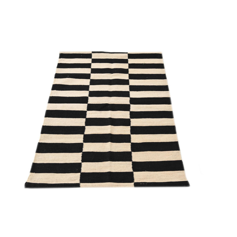 Tapis noir et blanc 2 pi 6 po x 3 pi 11 po