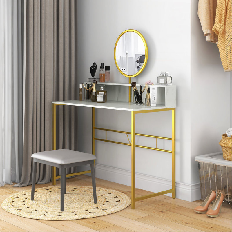 Bureau de maquillage moderne avec miroir, coiffeuse avec rangement ouvert, finition en faux marbre et structure en acier pour la chambre à coucher, blanc et doré
