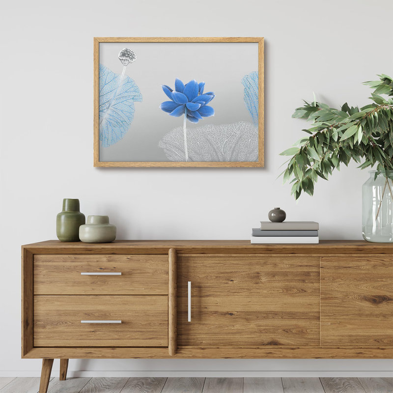 Fleur de lotus bleu avec des feuilles détaillées dans un motif botanique moderne, affiche encadrée rustique