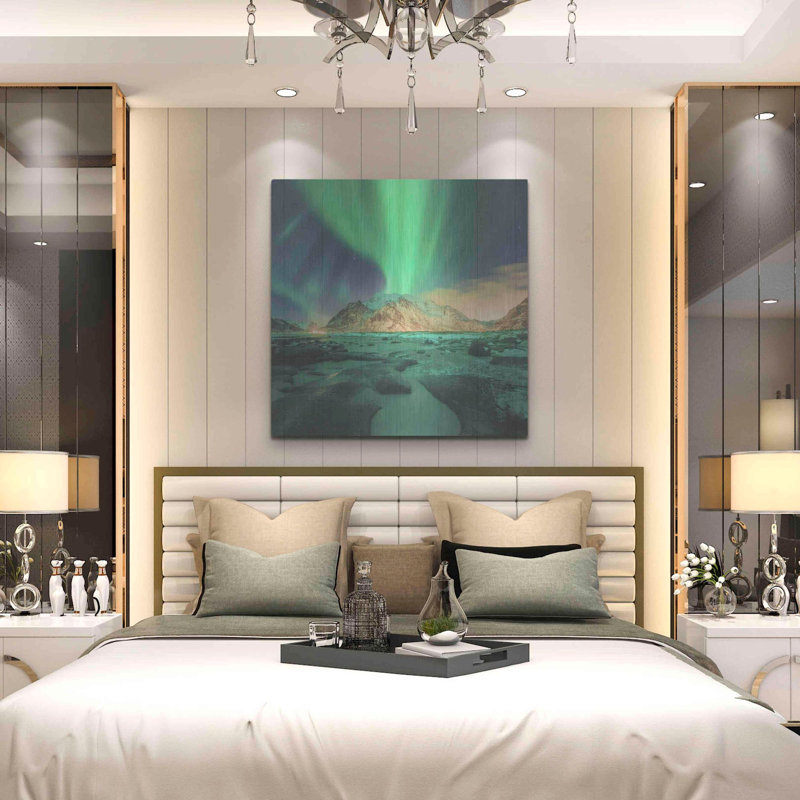 «Aurora Over Snowy Mountains» par Luxe, H 36 po x l 36 po