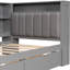 Lit plateforme simple en bois avec tête de lit tapissier, tablettes de rangement, 2 tiroirs, charge, bureau à DEL et bureau, plateforme en mélange d'ombrage gris, rangement, station de charge, lumières, conception ombragée intégrée-121077158-121077157