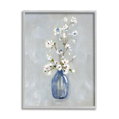 Arrangement classique de fleurs blanches dans un vase bleu, peinture Ikebana par Sally Swatland - Peinture