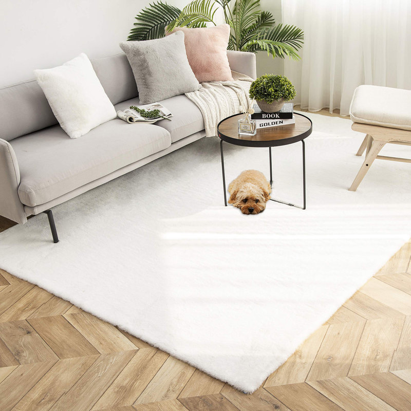 Tapis blanc en fausse fourrure de couleur unie Angeline, Rectangle 6 pi x 9 pi