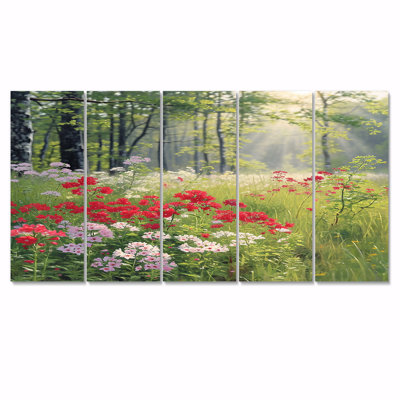 Fleurs rouges dans des bois verts - ensemble de 5 décorations murales forêt