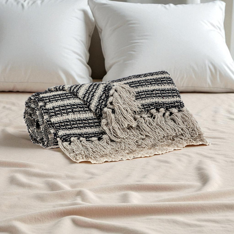 Jeté en coton matelassé Trio, L 51,65 po x l 66,79 po, Beige / rayures noires