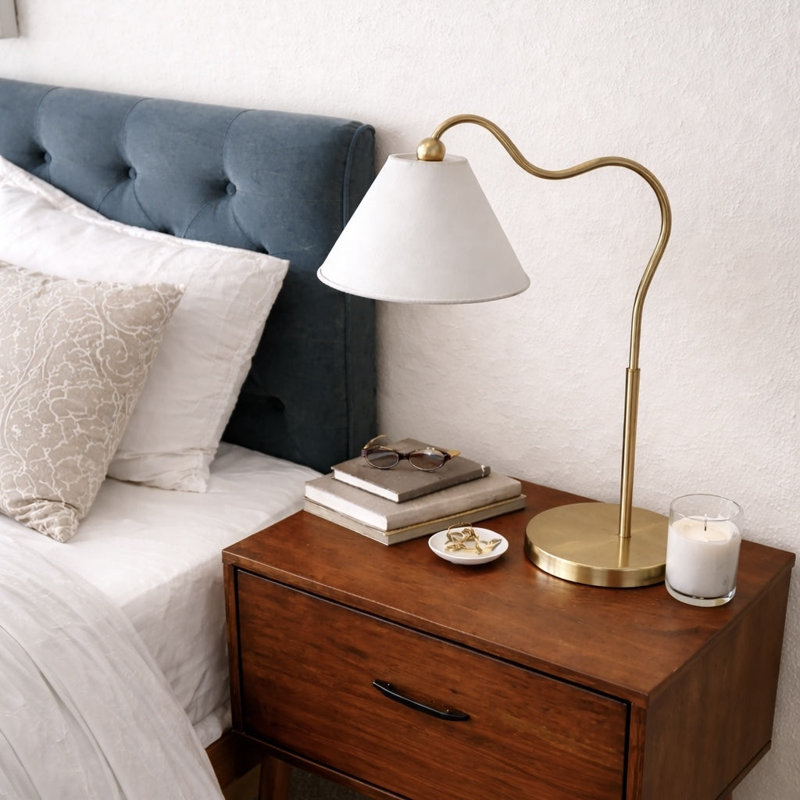 Lampe de table courbée en laiton avec abat-jour triangulaire blanc