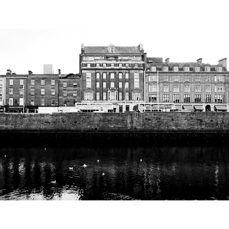 «River Liffey Dublin II» par Scott Wurzel - photographie, H 25 po x l 33 po, Toile avec cadre noir