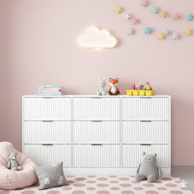 Commode blanche à neuf tiroirs, commode large et profonde de 63 pouces, armoire de rangement en bois avec neuf compartiments pour la chambre à coucher, commode longue pour le salon, couloir, avec façades de tiroir à motifs ondulés.