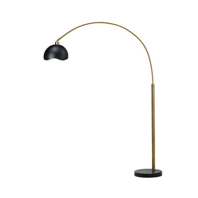 Lampe sur pied en métal doré de 209 cm de hauteur, avec abat-jour en métal noir et base en marbre noir.