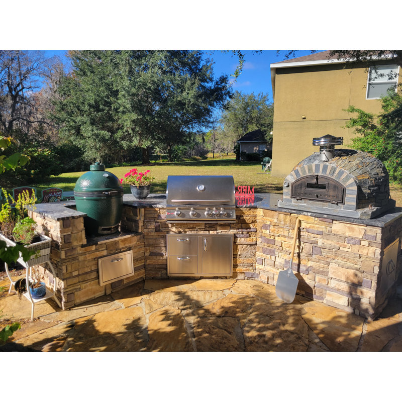 Traditional Brick Wood-Fired Outdoor Pizza Oven