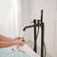 Robinet de baignoire autoportant à 3 poignées à fixation au sol de style industriel romain avec douche à main-103530666