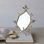 Miroir à main encadré en métal embossé
