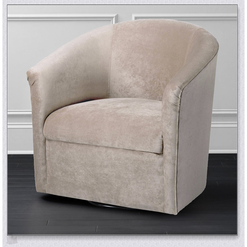 Chaise d'appoint en polyester beige avec rembourrage confortable et design polyvalent, parfaite pour lire, se reposer et recevoir des invités.