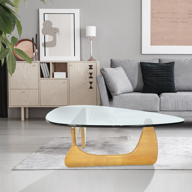 Table triangulaire en bois massif peu encombrante, élégance moderne pour les salons
