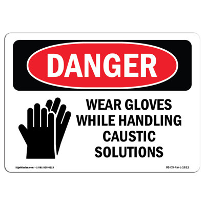 Porter des gants lors de la manipulation de la plaque en aluminium 12 x 18 de Caustic Solutions