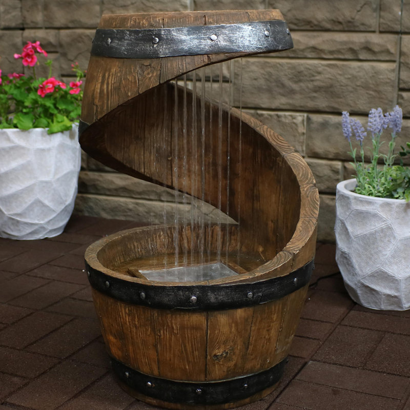 Fontaine extérieure en tonneau en résine avec lumière Lillie