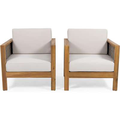 Ensemble de 2 fauteuils club d'extérieur en bois d'acacia avec accents en osier, parfaits pour la détente élégante et confortable du patio.