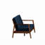 Canapé Pali de style Mid-Century moderne avec velours luxueux et structure en bois brun, bleu marine