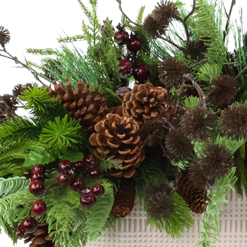 Arrangement des Fêtes avec pommes de pin et baies