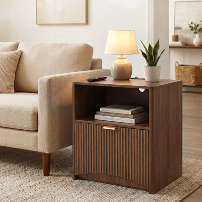 Ensemble de 2 tables de chevet, table de chevet moderne Mid-Century avec station de charge, table de chevet cannelée avec tiroir et rangement, grande table de chevet en bois pour la chambre à coucher, côté canapé, noyer