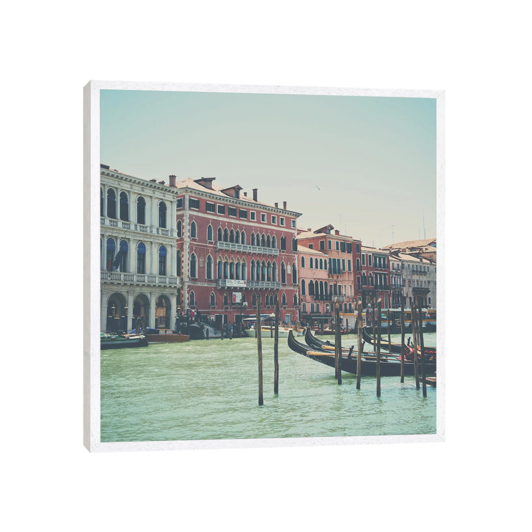 Looking Along The Grand Canal von Laura Evans - Galerie-verpackte Leinwand Giclée auf Leinwand