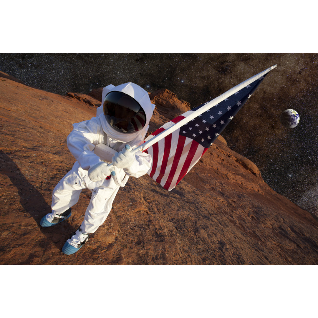 Astronaut auf dem Mars mit amerikanischer Flagge von Inhauscreative - Drucken