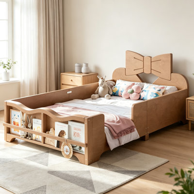 Lit plateforme pour enfants pleine grandeur avec garde-corps complets, tête de lit en forme de nœud papillon et bibliothèque latérale intégrée, lit au sol en bois naturel, aucun sommier requis et conception basse. Naturel profond