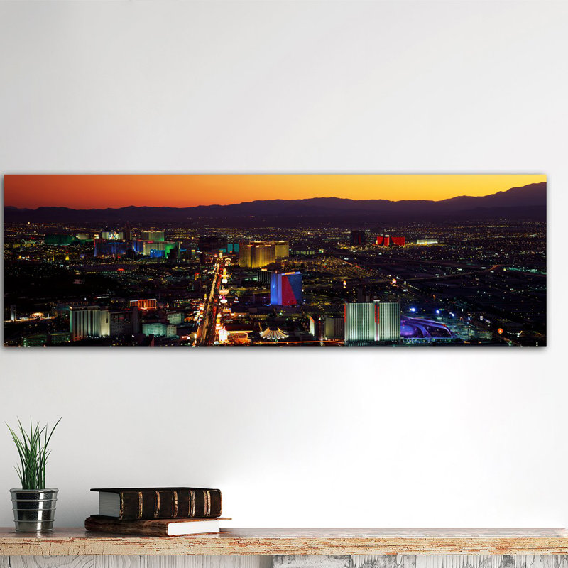 "Hotel Las Vegas Nevada" par Panoramic Images, reproduction sur toile tendue sur châssis, H 12 po x l 36 po x P 1,5 po