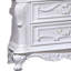 Table de chevet avec 3 tiroirs Venta, 34 po, détails sculptés, blanc
