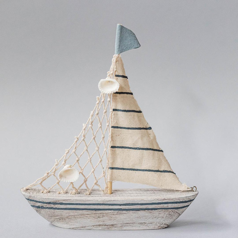 Figurine de voilier en bois
